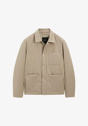 Giacca leggera beige con colletto, chiusura a pressione e tre grandi tasche frontali, esposta piatta su uno sfondo bianco.