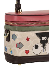 Színes, téglalap alakú kézitáska piros, zöld és krémszínű panelekkel, különféle grafikai mintákkal, köztük csillagokkal, nyilakkal és absztrakt alakzatokkal. Aranyszínű fémalkatrészek.