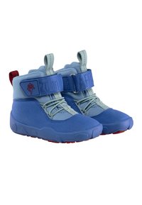 Scarpe alte blu e azzurro chiaro in materiali scamosciati e in rete, con cinturino regolabile, suole texturizzate e una fettuccia rossa sul tallone.