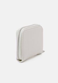 Witte neplederen portemonnee met een rechthoekige vorm, ritssluiting, textuur aan de oppervlakte en zilveren hardware accenten.
