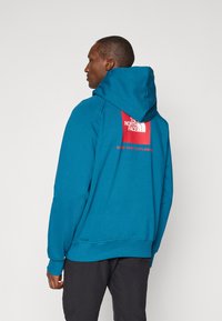The North Face RAGLAN BOX HOODIE - Felpa con cappuccio - mineral ink/red