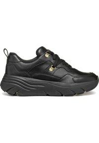Sneaker in pelle nera con superficie texturizzata, design con lacci e una suola spessa e prominente. Accentuata con dettagli in hardware metallico e una linguetta posteriore.