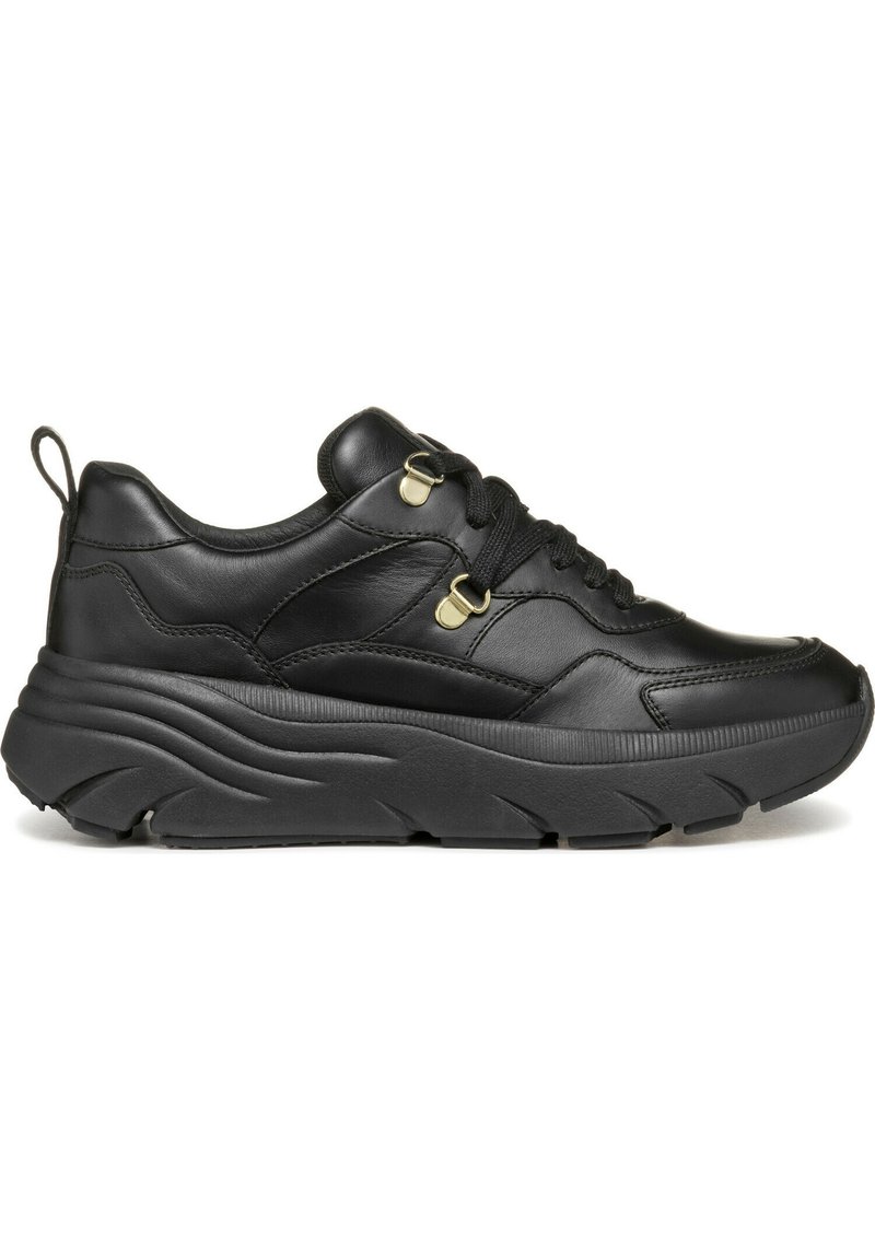 Sneaker in pelle nera con superficie texturizzata, design con lacci e una suola spessa e prominente. Accentuata con dettagli in hardware metallico e una linguetta posteriore.