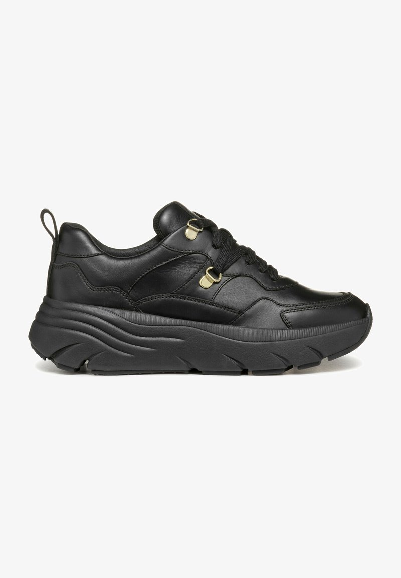 Sneaker in pelle nera con superficie texturizzata, design con lacci e una suola spessa e prominente. Accentuata con dettagli in hardware metallico e una linguetta posteriore.