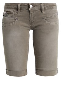 Pantalones cortos de mezclilla color caqui con dobladillos enrollados, que cuentan con un bolsillo con cremallera, diseño clásico de cinco bolsillos y cierre de botón metálico. Textura suave.