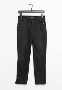 Černé džíny z denimu se slim fit střihem, mají přední kapsu s dekorativními detaily a rovný střih nohavic. Visí na černém ramínku.