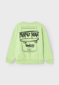 Sudadera verde claro con estampado gráfico negro en la parte posterior que incluye texto y un diseño de patineta. Los puños y el dobladillo acanalados mejoran el ajuste.