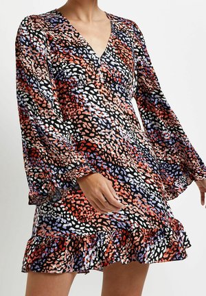 Kurzärmeliges Kleid mit V-Ausschnitt und ausgestelltem, gerüschtem Saum. Es hat einen mehrfarbigen Animal-Print auf schwarzem Hintergrund.