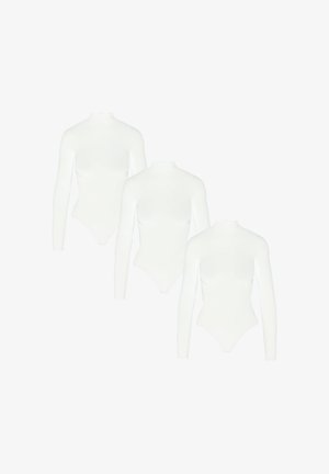 Tre bodysuit bianchi a maniche lunghe con colletto alto, realizzati in tessuto liscio, caratterizzati da un design aderente e senza motivi o hardware visibili.