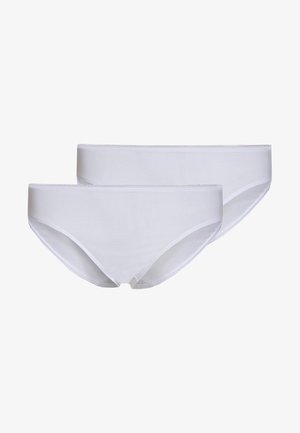 Duas toalhas de banho brancas com um tecido suave e elástico. O design inclui bordas sem costura e um corte baixo.