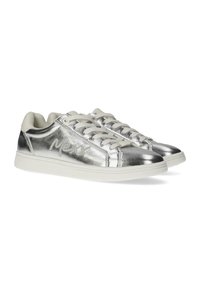 Silverfärgade metallic sneakers har en slät yta med vita snören och en vit gummisula, präglad logotyp på sidan.