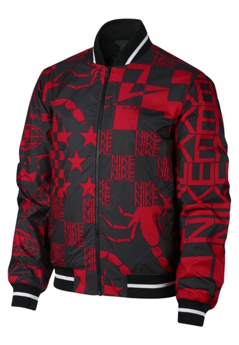 Röd och svart bomberjacka med ett mönster av stjärnor, logotyper och abstrakta former över hela ytan. Avslutad med ribbade manschetter och midja.