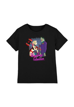 Black t-shirt with cartoon Harley Quinn holding a red and black hammer facing a smiling Joker in a purple suit, neon "Harley Quinn" text below.