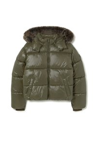 Veste matelassée boudinée vert olive avec capuche bordée de fourrure, fermeture éclair à l'avant et deux poches angulaires sur fond blanc.