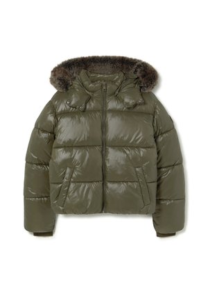 Chaqueta acolchada de color verde oliva con capucha con piel sintética, cremallera frontal y dos bolsillos angulados sobre fondo blanco.