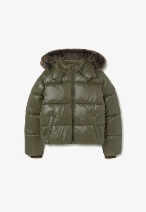 Chaqueta acolchada de color verde oliva con capucha con piel sintética, cremallera frontal y dos bolsillos angulados sobre fondo blanco.