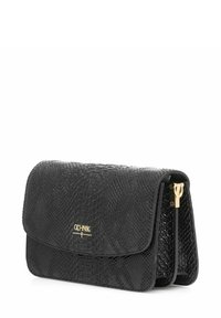 Czarna torebka ze sk�óry w wężowy wzór o prostokątnym kształcie, gładkiej teksturze, złotych okuciach i zapięciu na klapkę.