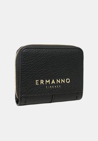 Portafoglio nero in pelle con superficie testurizzata, logo dorato impresso "ERMANNO FIRENZE" e chiusura con cerniera lungo il bordo superiore.