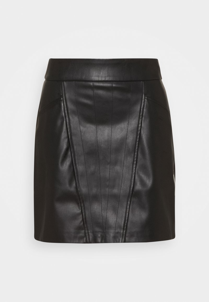 Mini-jupe noire en similicuir avec taille haute et détails de coutures verticales sur les panneaux avant.