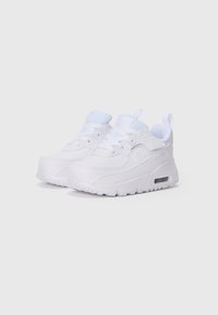 Baskets de sport blanches avec une tige synthétique lisse, un design à lacets, un col rembourré et un amorti à air visible dans la semelle.