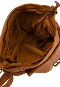 Helle Ledertasche mit glatter Textur. Das Innere ist mit einem einfarbigen braunen Stofffutter ausgestattet und verfügt über mehrere Taschen zur Organisation.