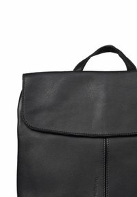 Mochila de cuero negro con una textura suave, cierre de solapa, asa superior y acentos cosidos en el panel frontal. Diseño minimalista.