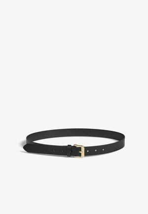 Ceinture en cuir noir avec une boucle rectangulaire dorée et cinq trous de réglage sur fond blanc.