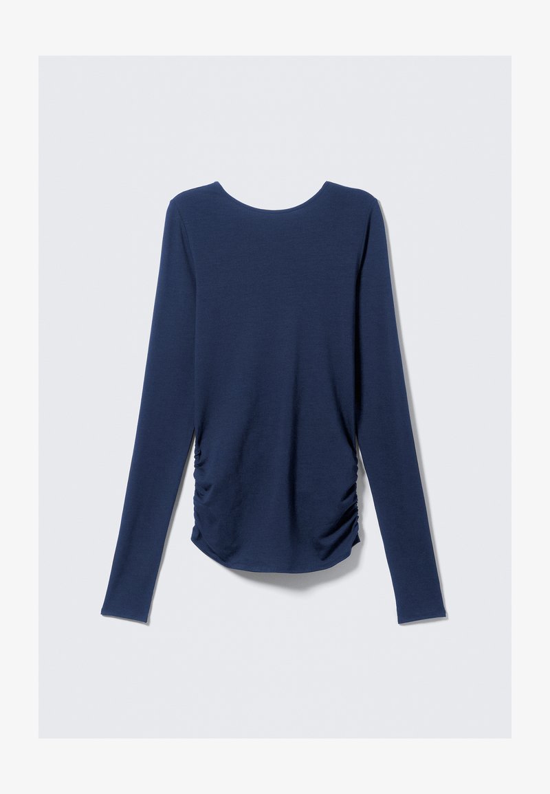 Maglia a maniche lunghe blu navy realizzata in un tessuto morbido, con scollo rotondo e dettagli arricciati sui lati per una forma aderente.