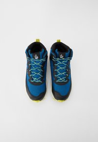 Chaussures de randonnée synthétiques bleues et noires avec des accents jaunes. Elles présentent un tissu texturé, un col rembourré et des lacets multicolores.