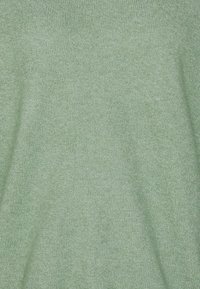 Maglione a maglia verde chiaro con una texture morbida, dotato di un collo e polsini a coste. Il materiale presenta una leggera lucentezza e una colorazione uniforme.