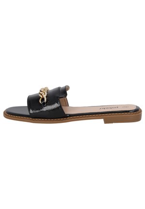 Sandales à glissière en vernis noir avec une large bride et un accent en chaîne dorée. Semelle plate avec un bord marron clair, intérieur lisse et sans dos.