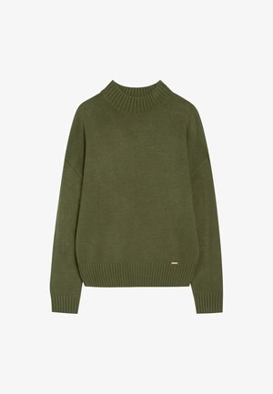 Zielony oliwkowy sweter z dzianiny z wysokim ściągaczem, opadającymi ramionami oraz ściągaczami u rękawów i u dołu, z małym metalowym akcentem na dolnym brzegu.