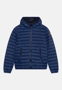 Chaqueta acolchada de color azul marino con capucha, cremallera frontal, dos bolsillos con cremallera y parche de logo en la manga izquierda.