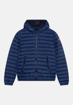 Giacca trapuntata blu navy con cappuccio, zip frontale, due tasche con zip e patch del logo sulla manica sinistra.