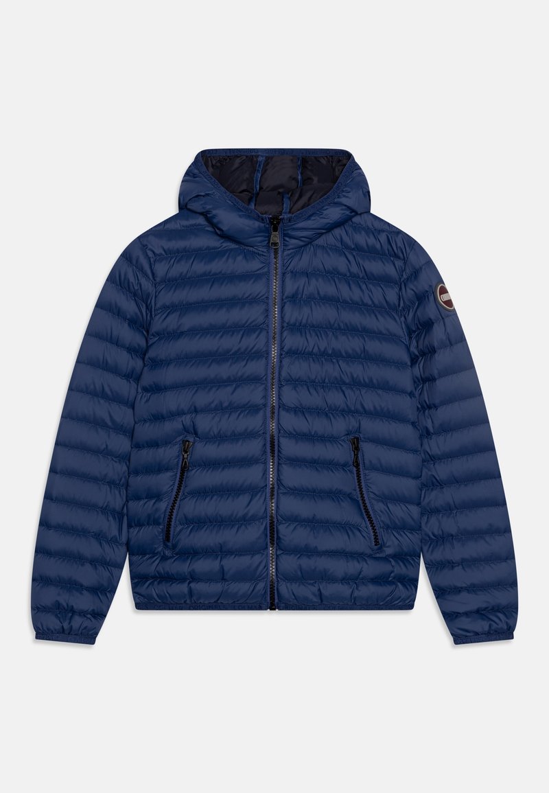 Chaqueta acolchada de color azul marino con capucha, cremallera frontal, dos bolsillos con cremallera y parche de logo en la manga izquierda.