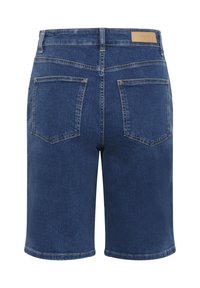 Tumši zili džinsu šorti aizmugures skatījumā, ar diviem kabatām uz auduma, taisnām kājām un markēta brūna ādas etiķete jostas vietā.