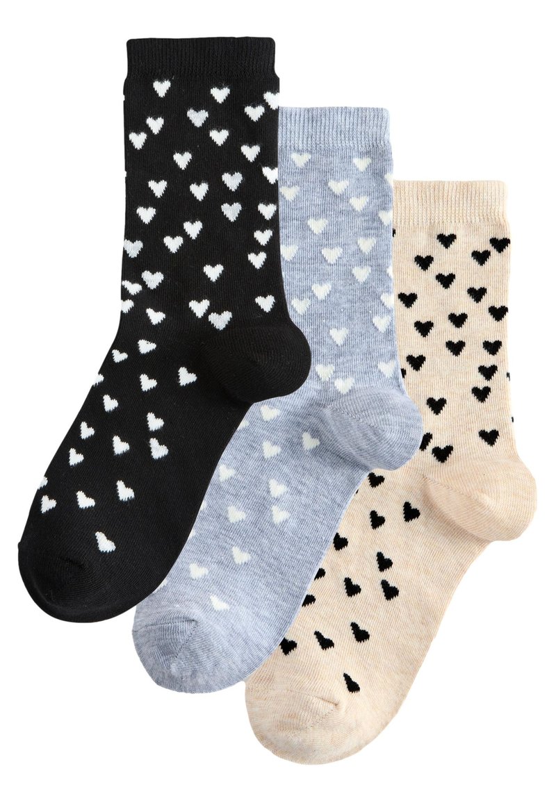 Trois paires de chaussettes montantes en noir, bleu clair et beige, avec de petits motifs de cœurs blancs ou noirs. Matière tricotée douce avec une bordure côtelée.