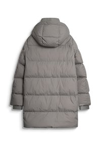 Abrigo de plumas gris con capucha, que presenta secciones acolchadas, puños elásticos y una forma relajada y oversize. Textura suave y mate.