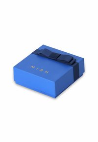 Blaues Geschenkbox mit glatter Oberfläche, verziert mit einem marineblauen Band, das zu einer Schleife gebunden ist, und geprägtem, goldenem Text "MISH". Quadratische Form.