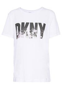 Vit kortärmad T-shirt med vid halsringning och stor "DKNY"-logotyp i slitna svarta tryck över bröstet.
