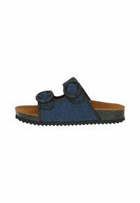 Denim slide šlepetės su tamsiai m�ėlynu viršumi, dviem apvaliais sagtelėmis, rudais pado ir tekstūruota juoda guma, turinčia zigzago formos kraštą.