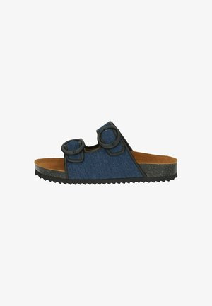 Denim slide šlepetės su tamsiai mėlynu viršumi, dviem apvaliais sagtelėmis, rudais pado ir tekstūruota juoda guma, turinčia zigzago formos kraštą.
