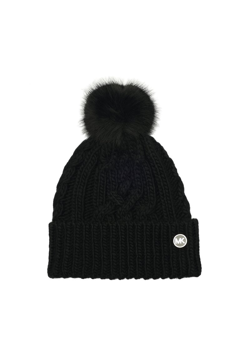 Gorro de punto negro con una banda acanalada gruesa, que cuenta con un pom-pom de piel sintética en la parte superior y un pequeño logo metálico de MK en el lateral.