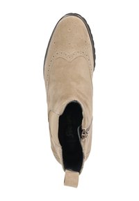 Botte cheville en suède beige avec des détails de brogue, semelle noire, fermeture éclair sur le côté et languette à l'arrière, vue du dessus sur fond blanc.