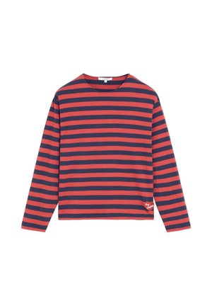 Camiseta de manga larga con rayas horizontales rojas y azul marino, cuello redondo y un pequeño parche en forma de corazón cerca del dobladillo en el lado izquierdo.