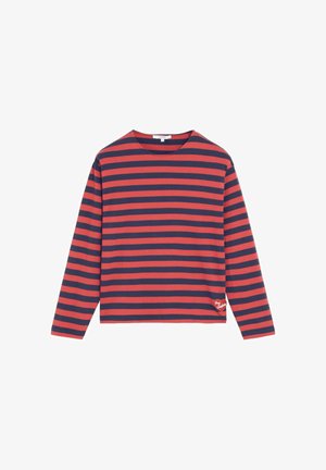 Camiseta de manga larga con rayas horizontales rojas y azul marino, cuello redondo y un pequeño parche en forma de corazón cerca del dobladillo en el lado izquierdo.