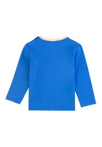 Camicia a maniche lunghe in cotone blu vivace; presenta un collo rotondo con un bordo in rosa chiaro a contrasto e cuciture semplici e pulite.