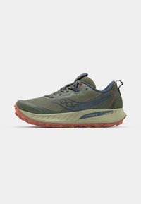 Chaussure de trail running verte avec une tige en mesh, un bout renforcé, des accents orange et une semelle extérieure rouge robuste pour une meilleure traction.