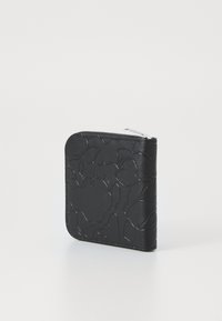 Czarny portfel wykonany z teksturowanego materiału z wypukłym wzorem, w kształcie kwadratu, zapięcie na srebrny suwak. Minimalistyczny design bez widocznego okucia.