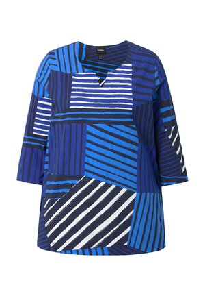 Modrý vzorovaný top s výstřihem do V, obsahující různé odstíny modré, bílé pruhy a geometrické tvary. Krátké rukávy a volný střih.